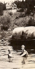 Maj, Inga and Lars-Gustaf in Drottninghamn in 1930.